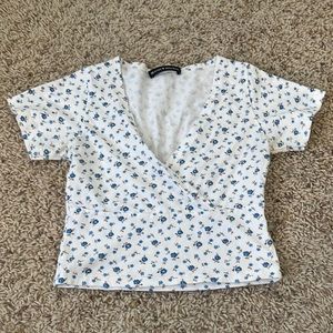 white blue flowered brandy melville v-neck cropped tee